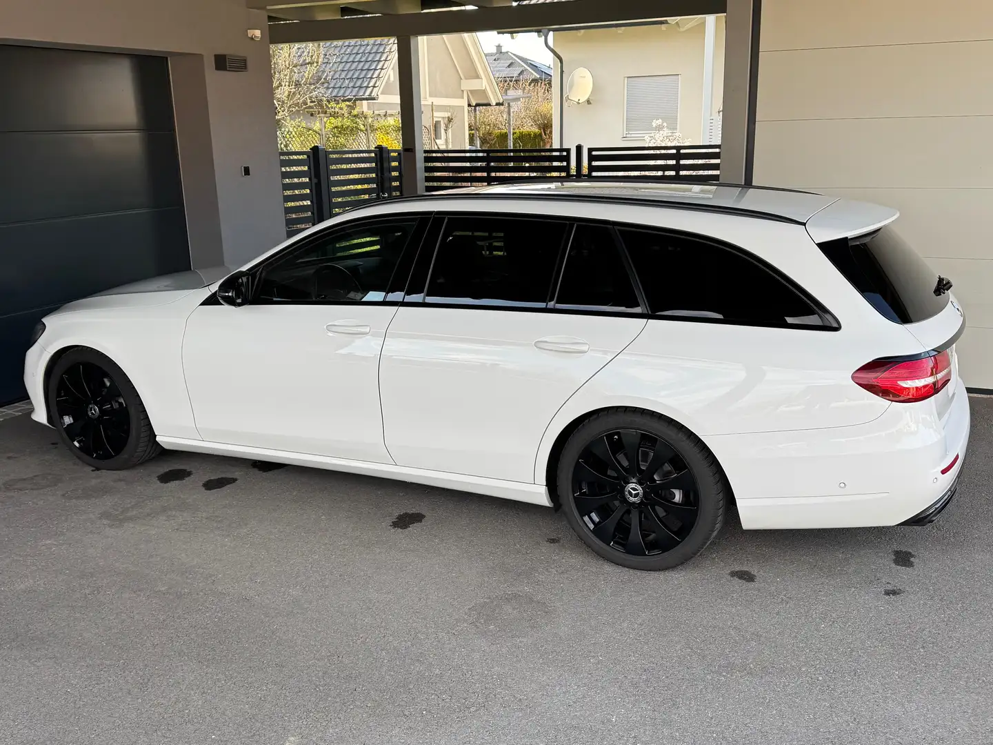 Mercedes-Benz E 220 E 220 T-Modell mit Virtual Cockpit, Night Paket und AHK im top Zustand!! Weiß - 2
