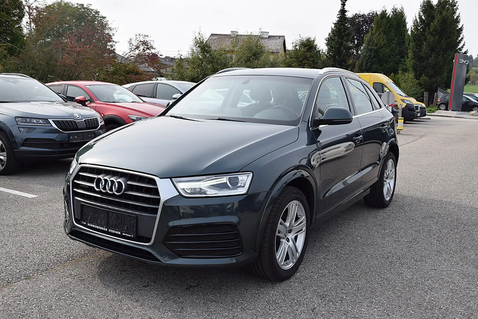 Audi Q3 2.0 TDI quattro Intense+ **8 Fach Bereift, AHK** Grün - 1