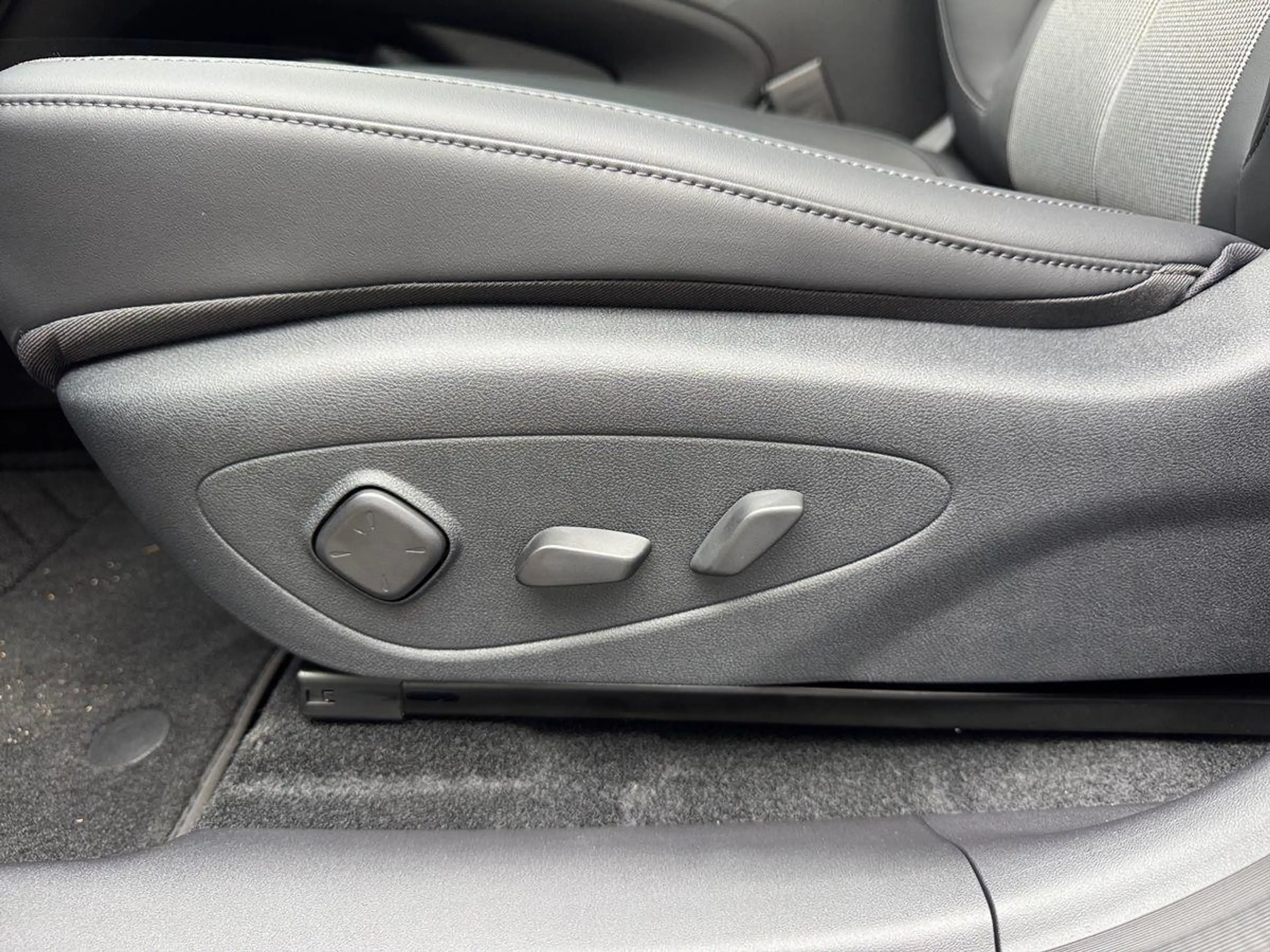 BYD Dolphin G 1.5 DM-i PHEV 156 kW Comfort — photo 16