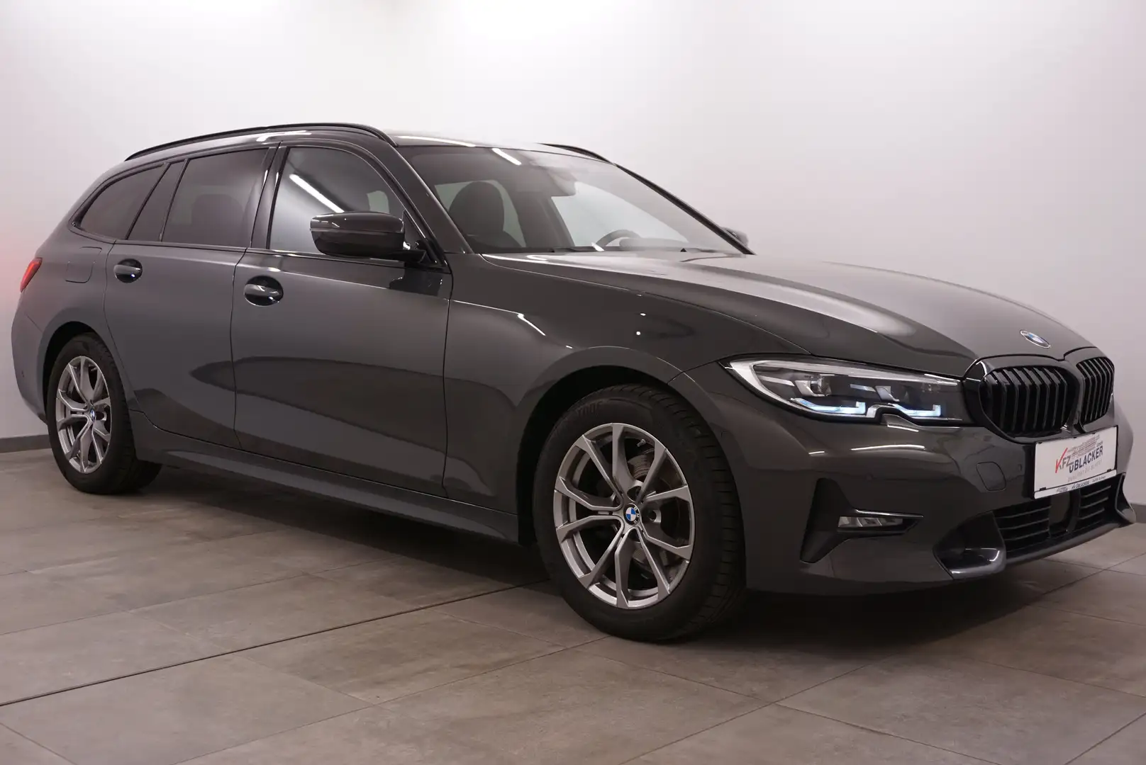 BMW 318 d Sport Line// harman / kardon // Panoramad // AHK Grau - 1