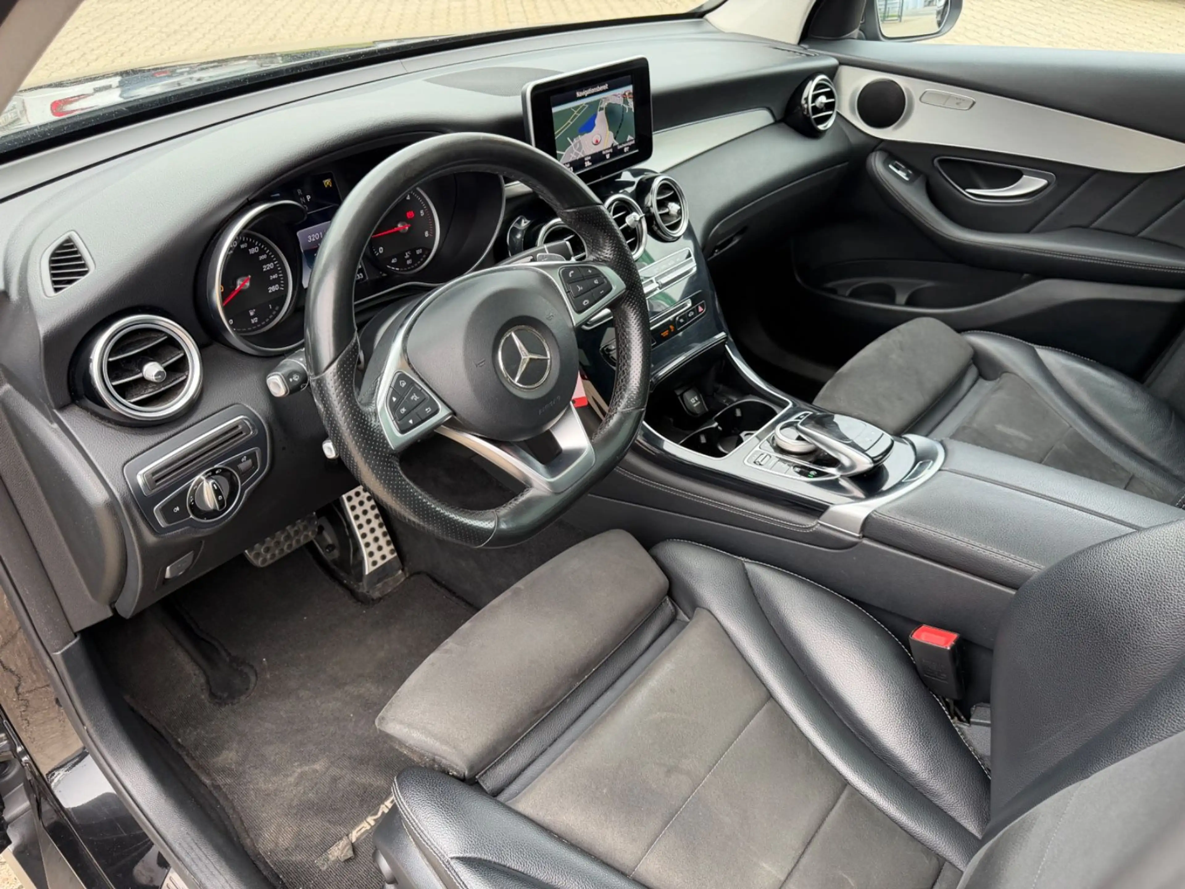 Mercedes-Benz GLC 250 d 4Matic AMG Line Pano, Navi, LED — photo 13