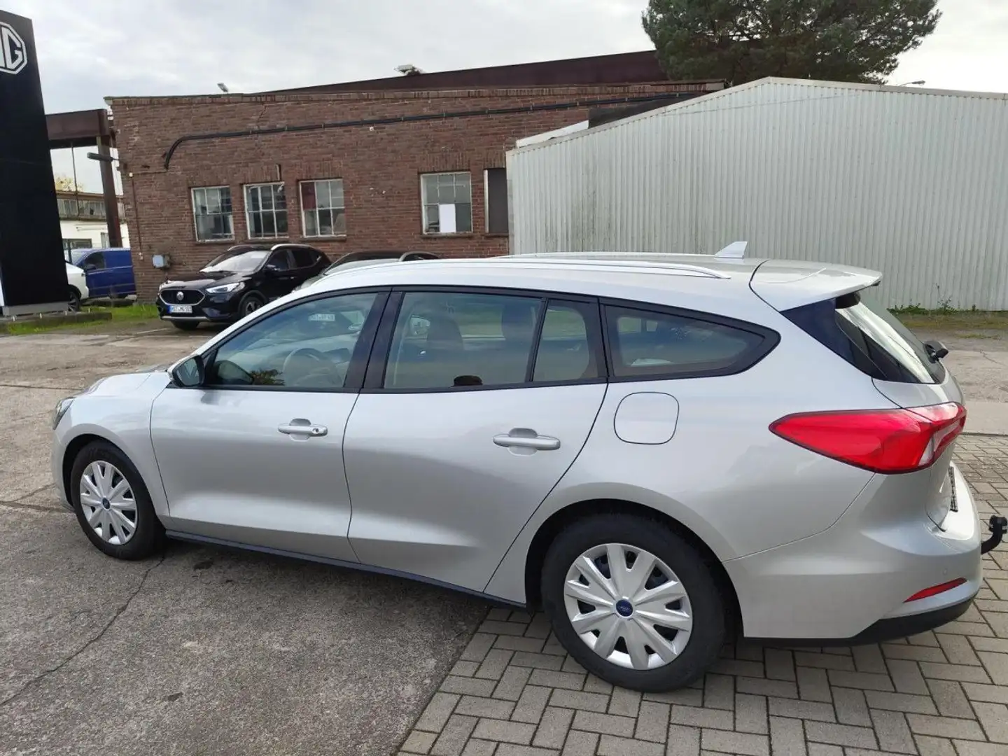 Ford Focus Turnier 1.0 EcoBoost TREND Bluetooth Klima Silber - 2