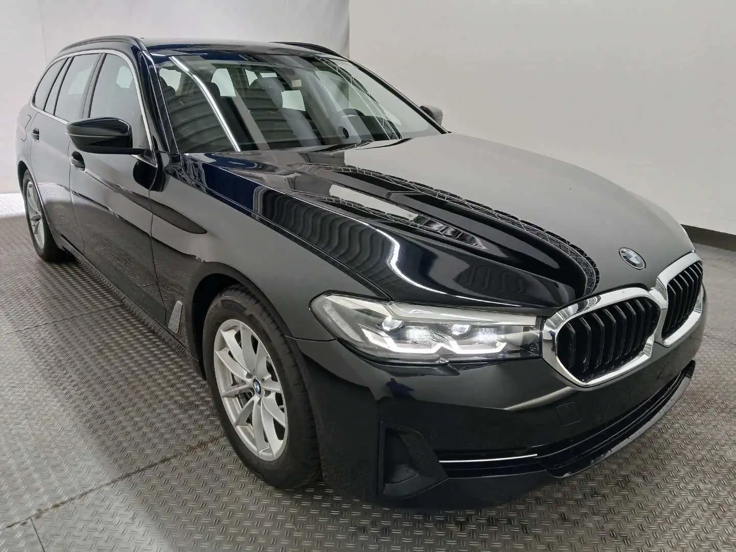BMW 530 d Touring  RFK Navi LED AHK DAB 1.Hd. Schwarz - 2