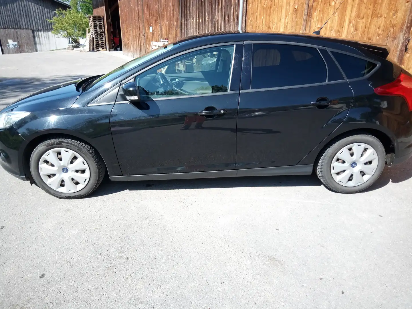 Ford Focus Traveller Trend 1,0 EcoBoost Schwarz - 1