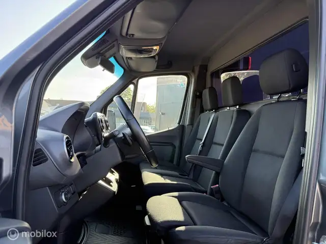Mercedes-Benz Sprinter view 4