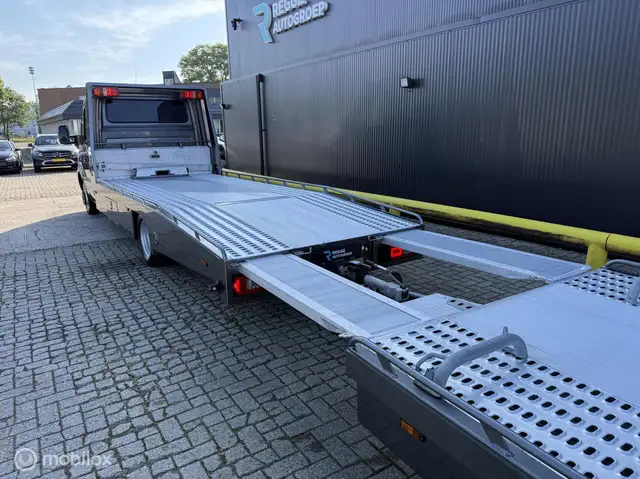 Mercedes-Benz Sprinter view 8