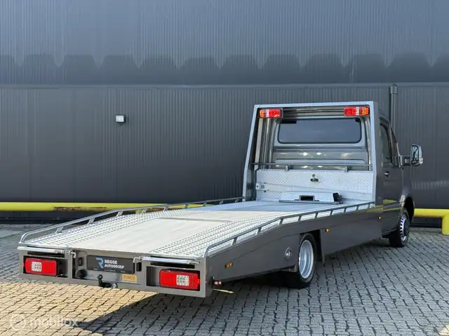 Mercedes-Benz Sprinter view 3