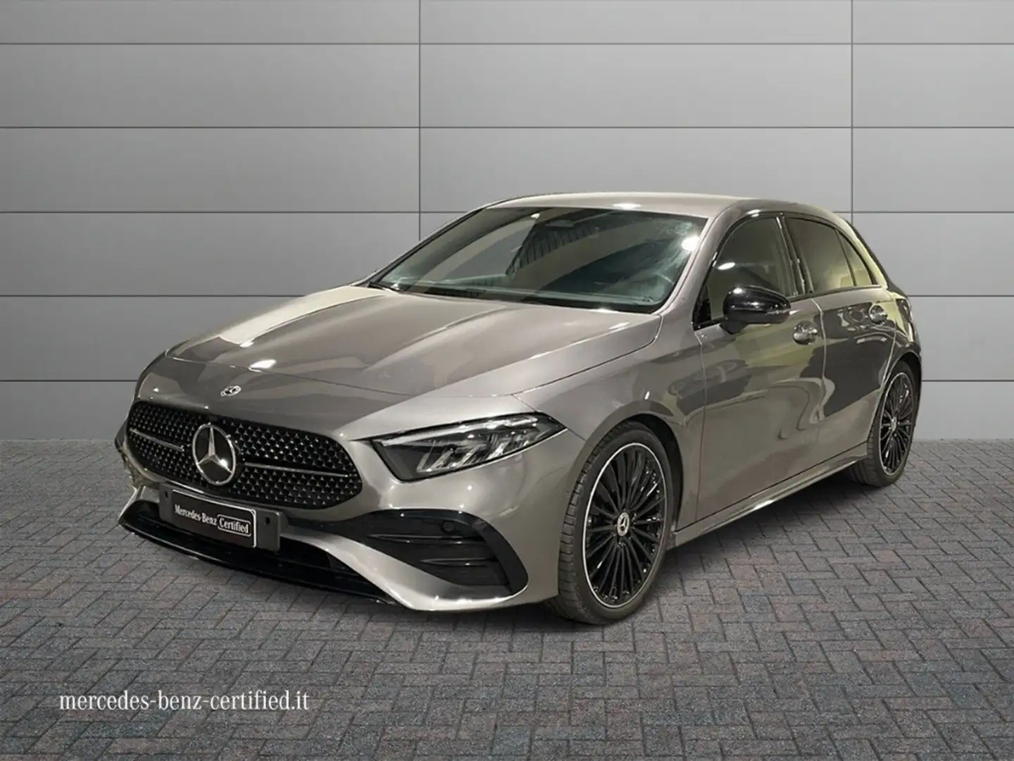 Mercedes-Benz A 180 - A 180 d AMG Line Advanced Plus auto Grijs - 1