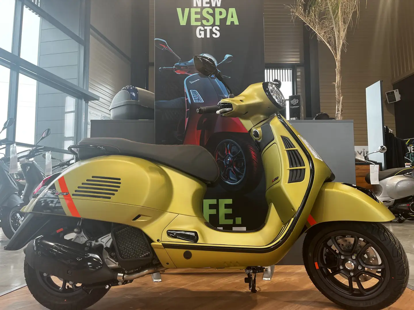 Vespa GTS Super Sport Verde - 1