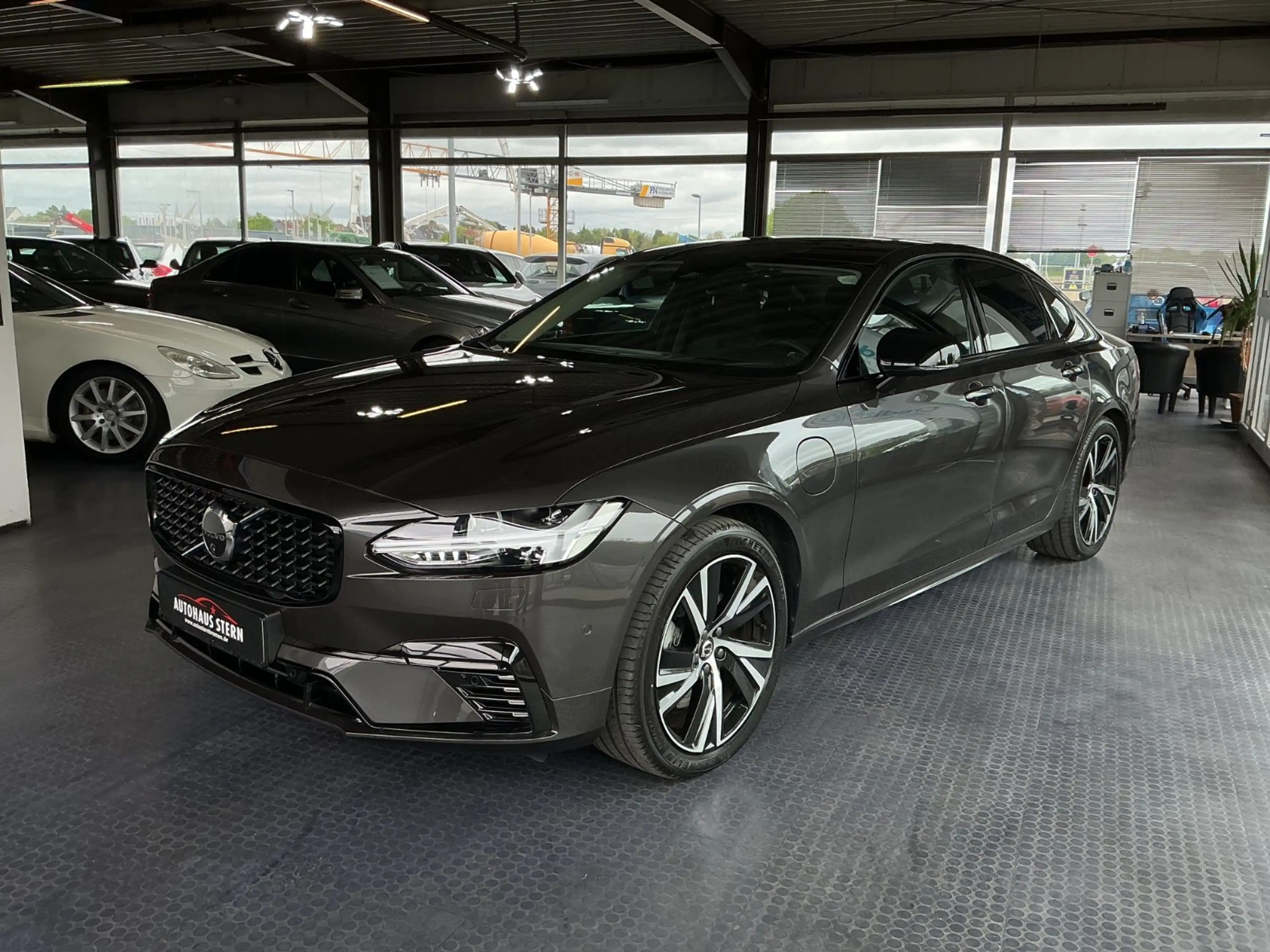 Volvo S90 Lim. Ultimate Dark Recharge Plug-In Hybrid A — photo 3