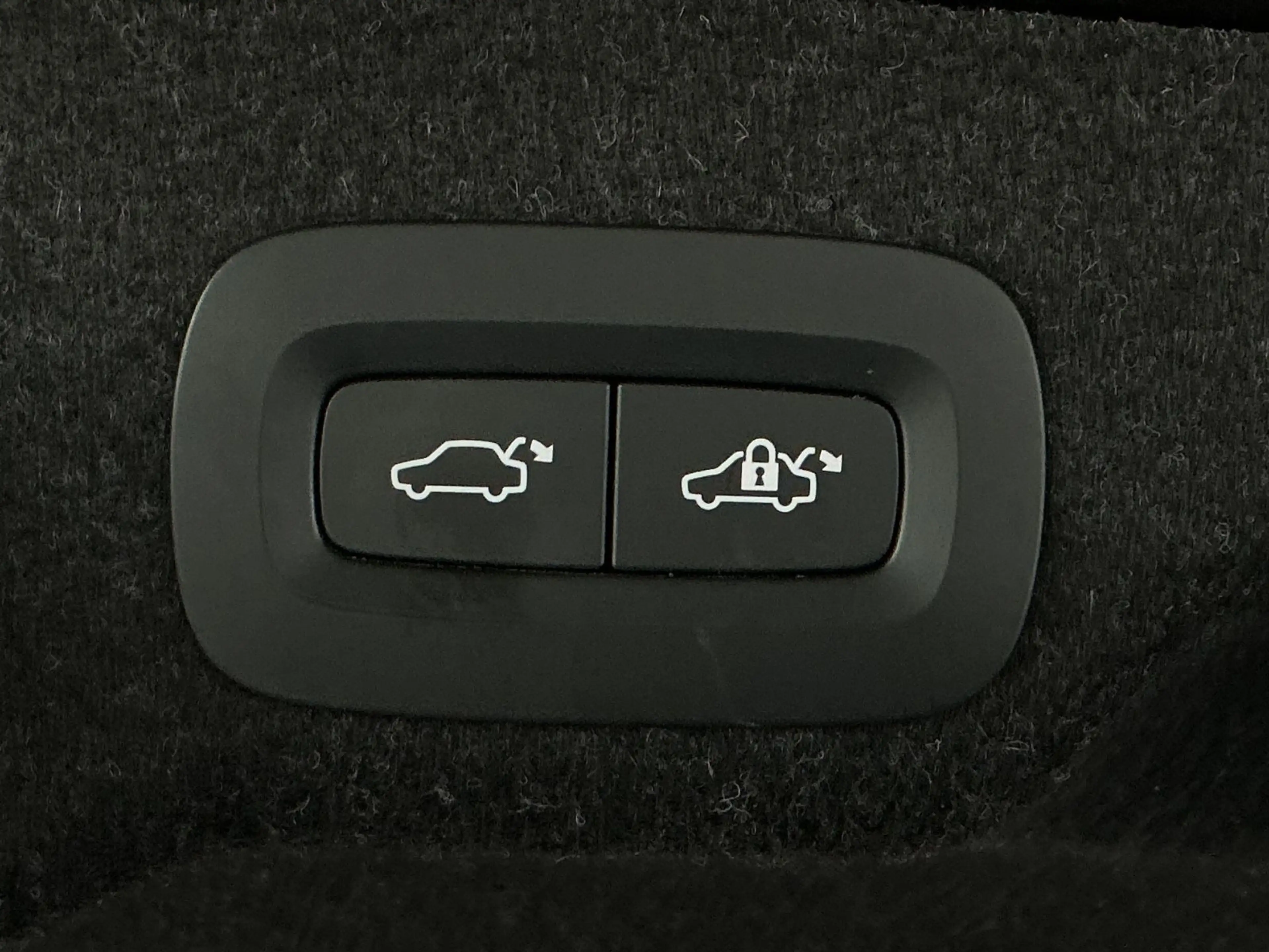 Volvo S90 Lim. Ultimate Dark Recharge Plug-In Hybrid A — photo 8
