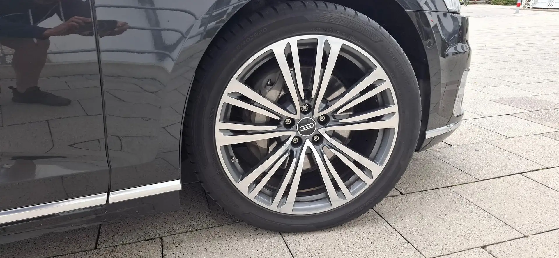 Audi A8 Langversion Grau - 2