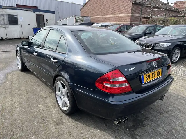 Mercedes-Benz E-Class view 3