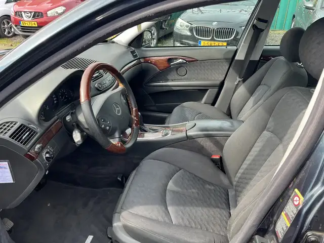 Mercedes-Benz E-Class view 4