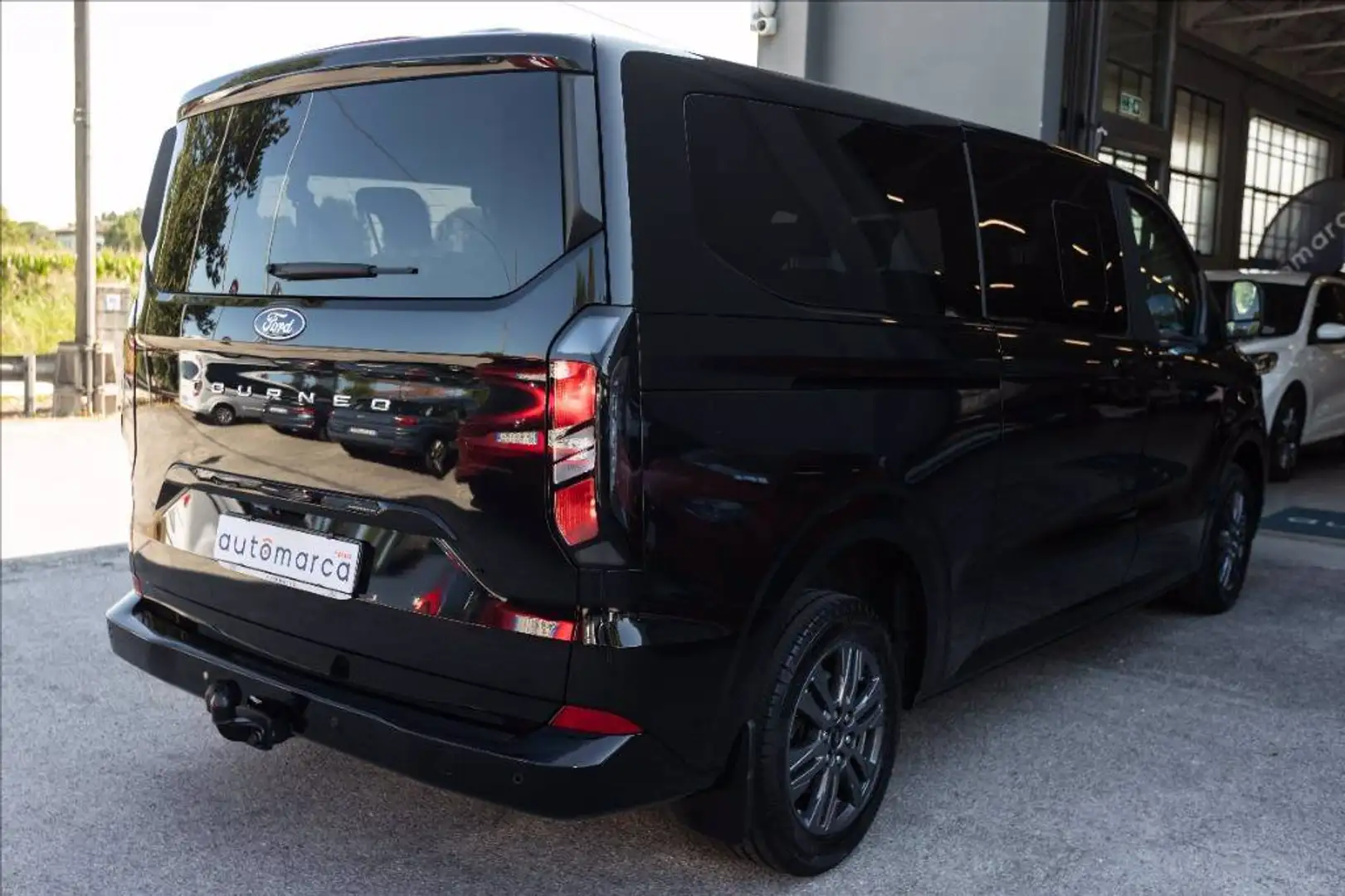 Ford Tourneo Custom V710 320 2.0 ecoblue 170cv Titanium L2H1 A8 Schwarz - 2