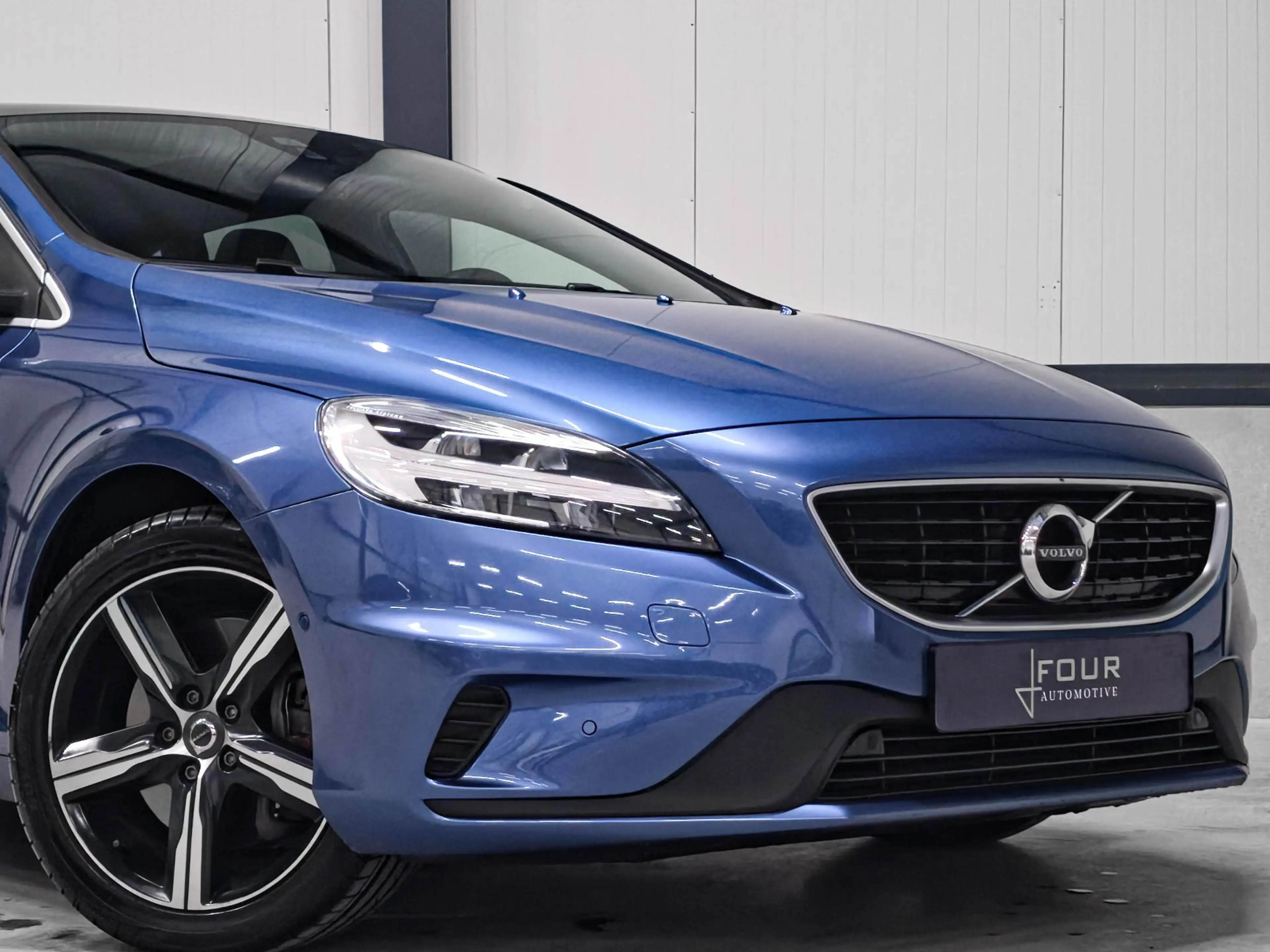 Volvo V40 1.5 T3 Polar+ Sport R-Design | Trekhaak | Panorama — photo 9
