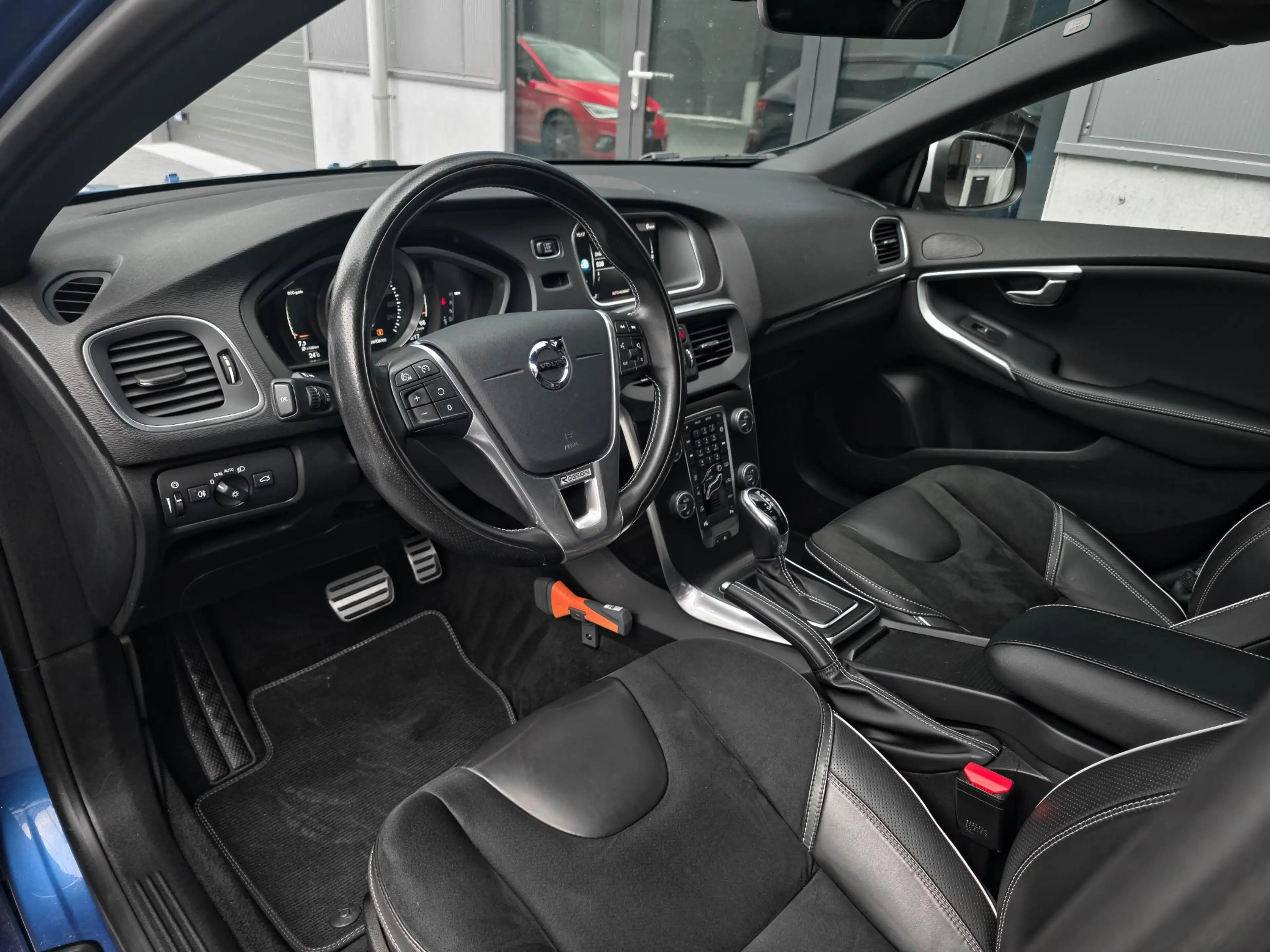 Volvo V40 1.5 T3 Polar+ Sport R-Design | Trekhaak | Panorama — photo 4