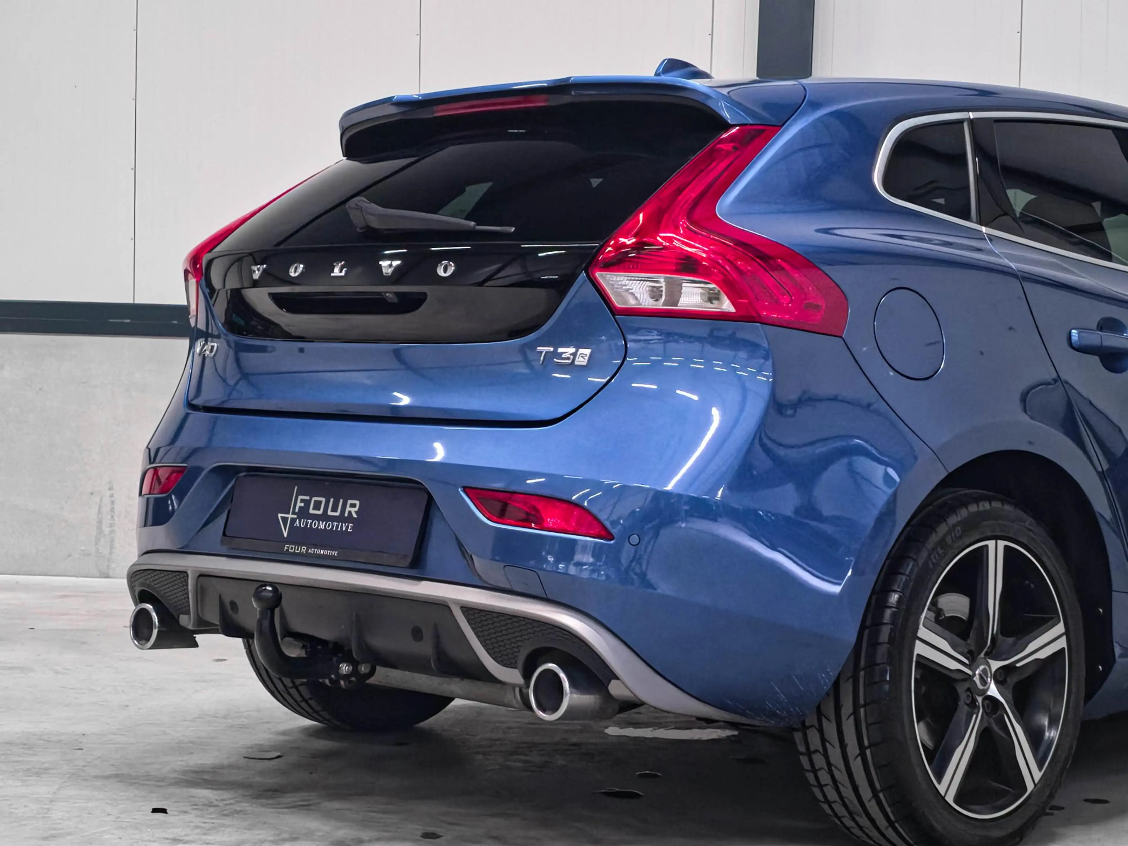 Volvo V40 1.5 T3 Polar+ Sport R-Design | Trekhaak | Panorama — photo 3