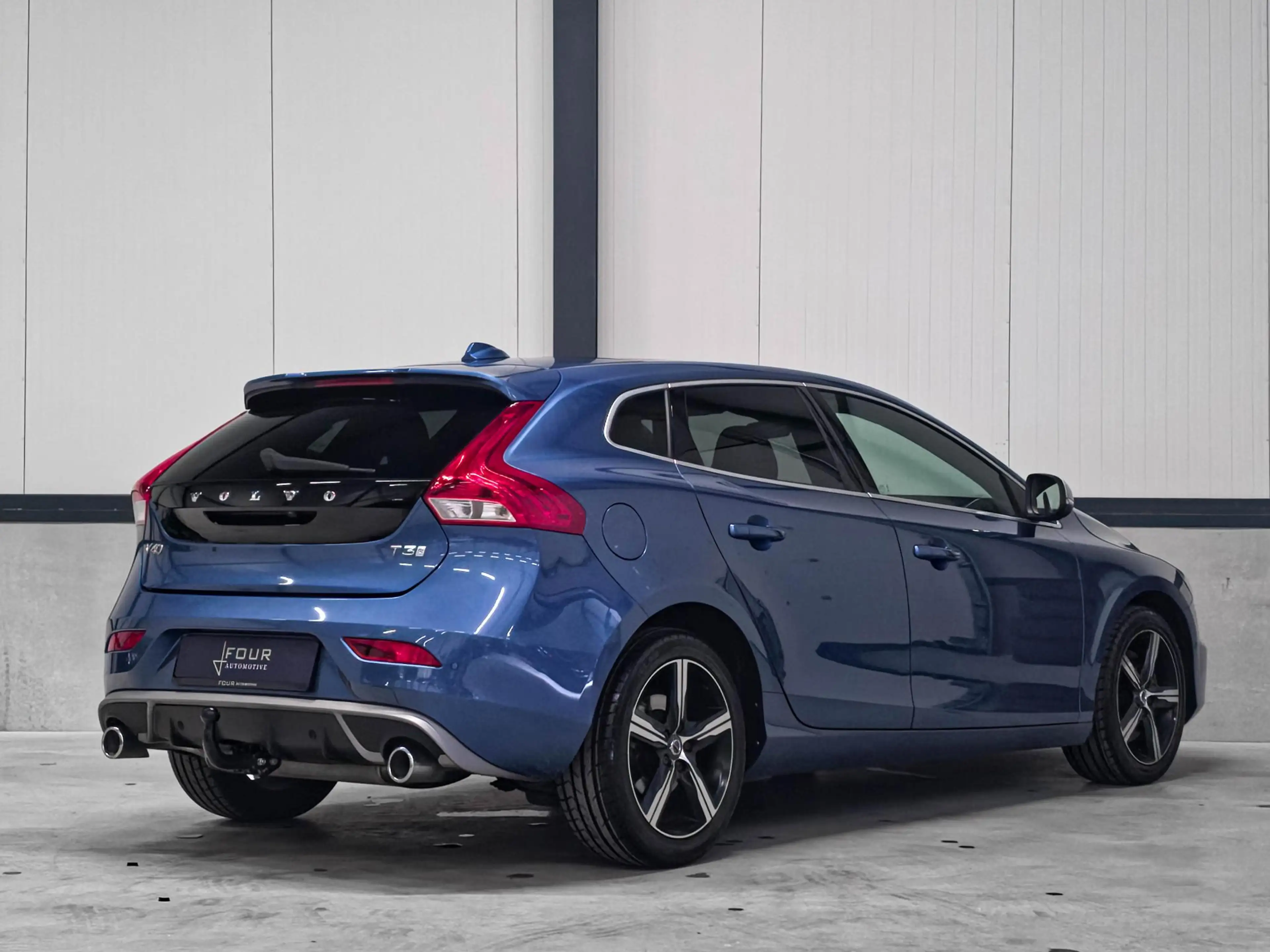 Volvo V40 1.5 T3 Polar+ Sport R-Design | Trekhaak | Panorama — photo 2