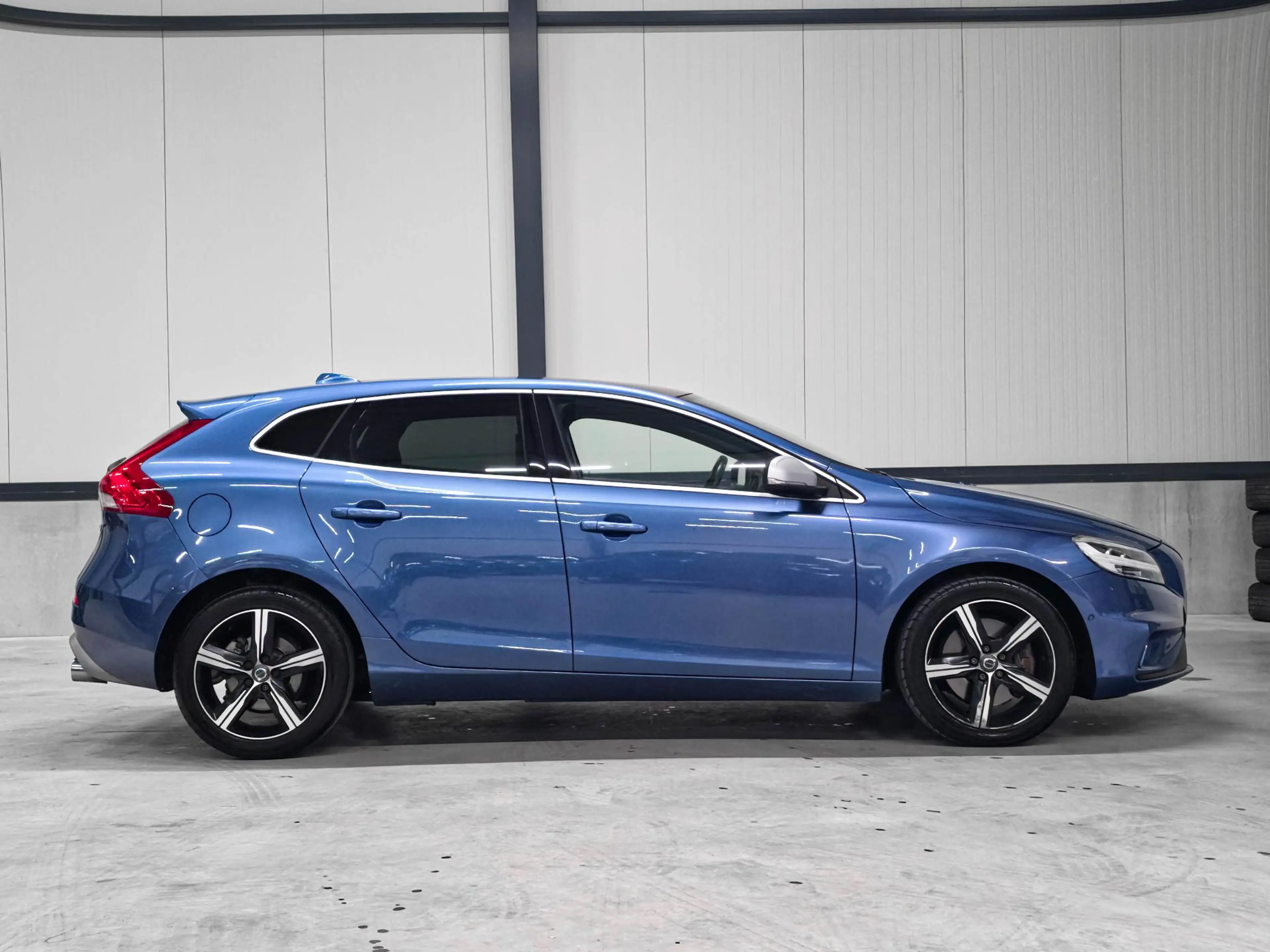 Volvo V40 1.5 T3 Polar+ Sport R-Design | Trekhaak | Panorama — photo 10
