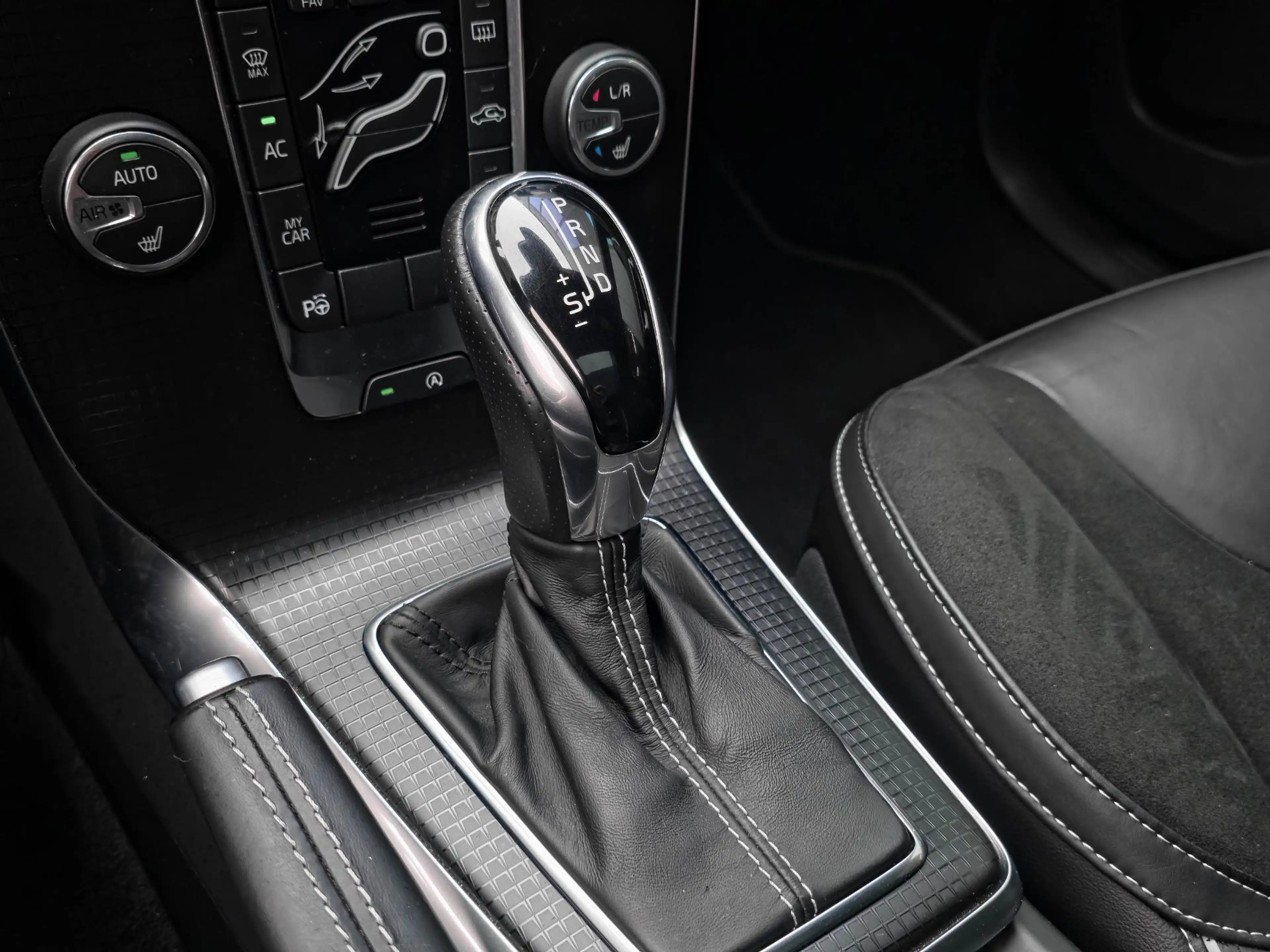 Volvo V40 1.5 T3 Polar+ Sport R-Design | Trekhaak | Panorama — photo 15