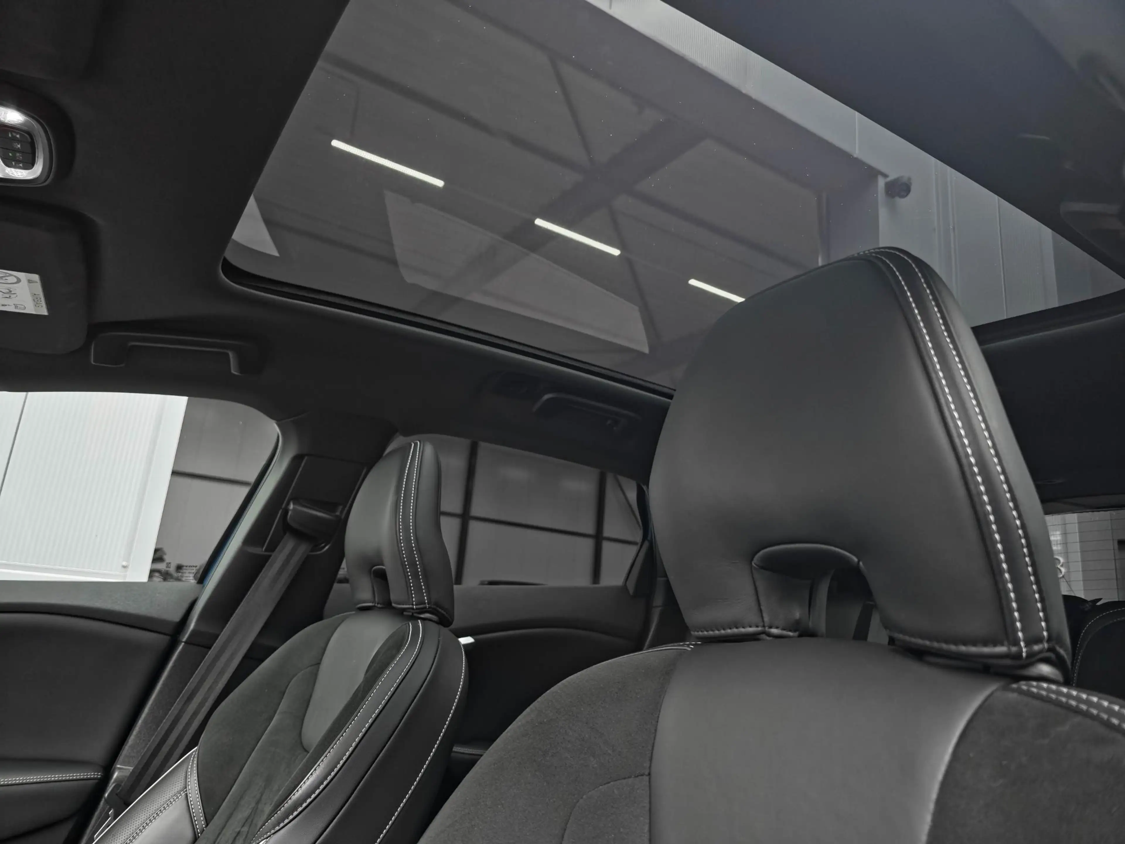 Volvo V40 1.5 T3 Polar+ Sport R-Design | Trekhaak | Panorama — photo 12