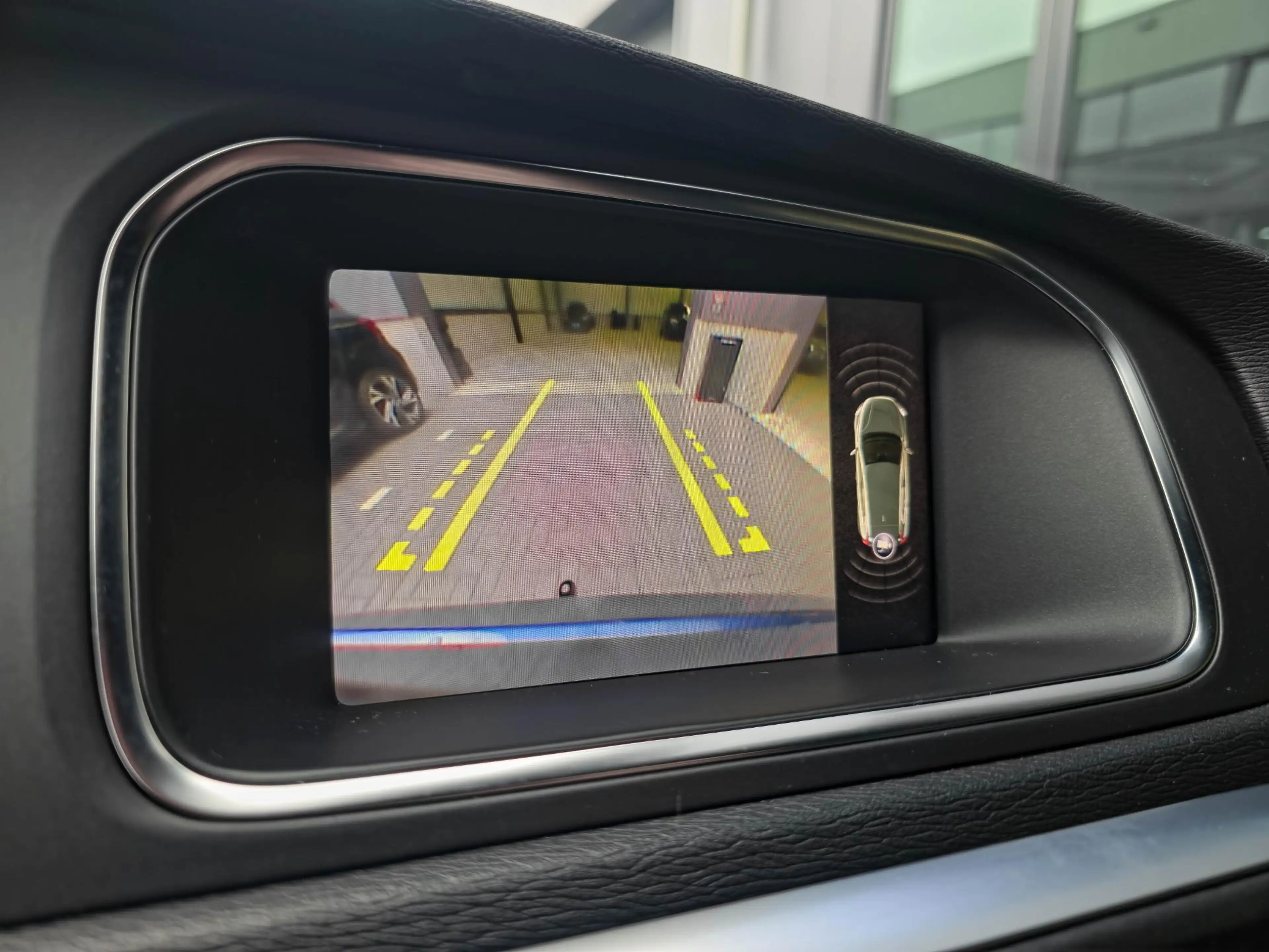 Volvo V40 1.5 T3 Polar+ Sport R-Design | Trekhaak | Panorama — photo 6