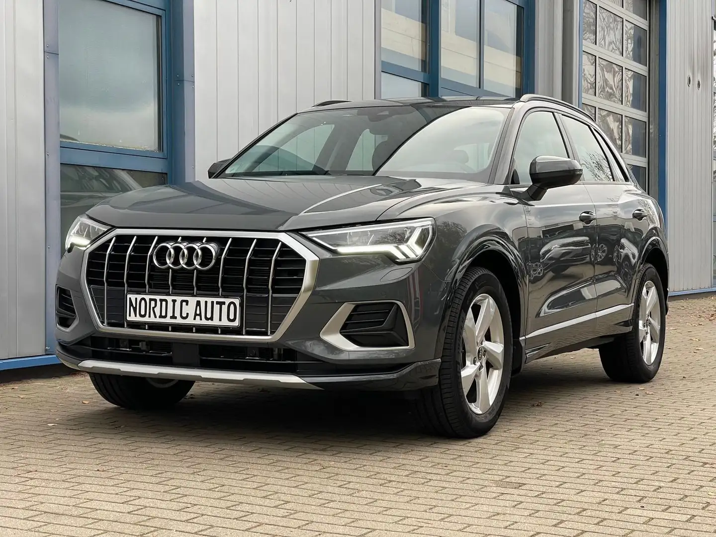 Audi Q3 35 TFSI advanced+AHK+Kamera+ACC+Keyless+LED+LaneA Grau - 1