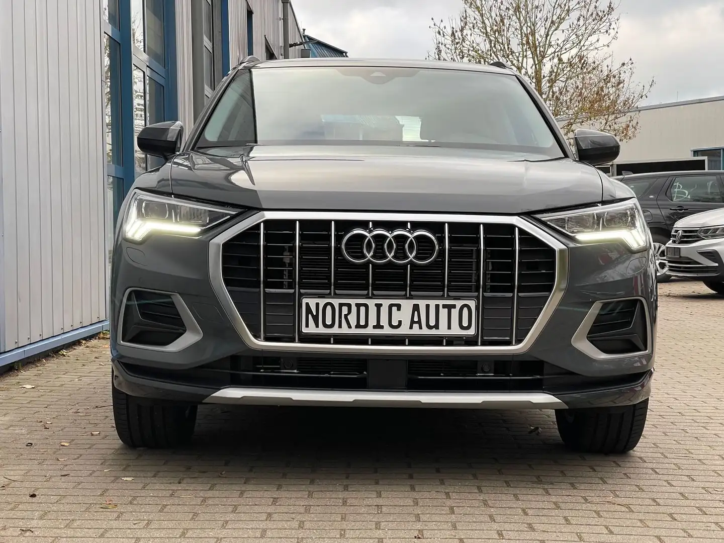 Audi Q3 35 TFSI advanced+AHK+Kamera+ACC+Keyless+LED+LaneA Grau - 2