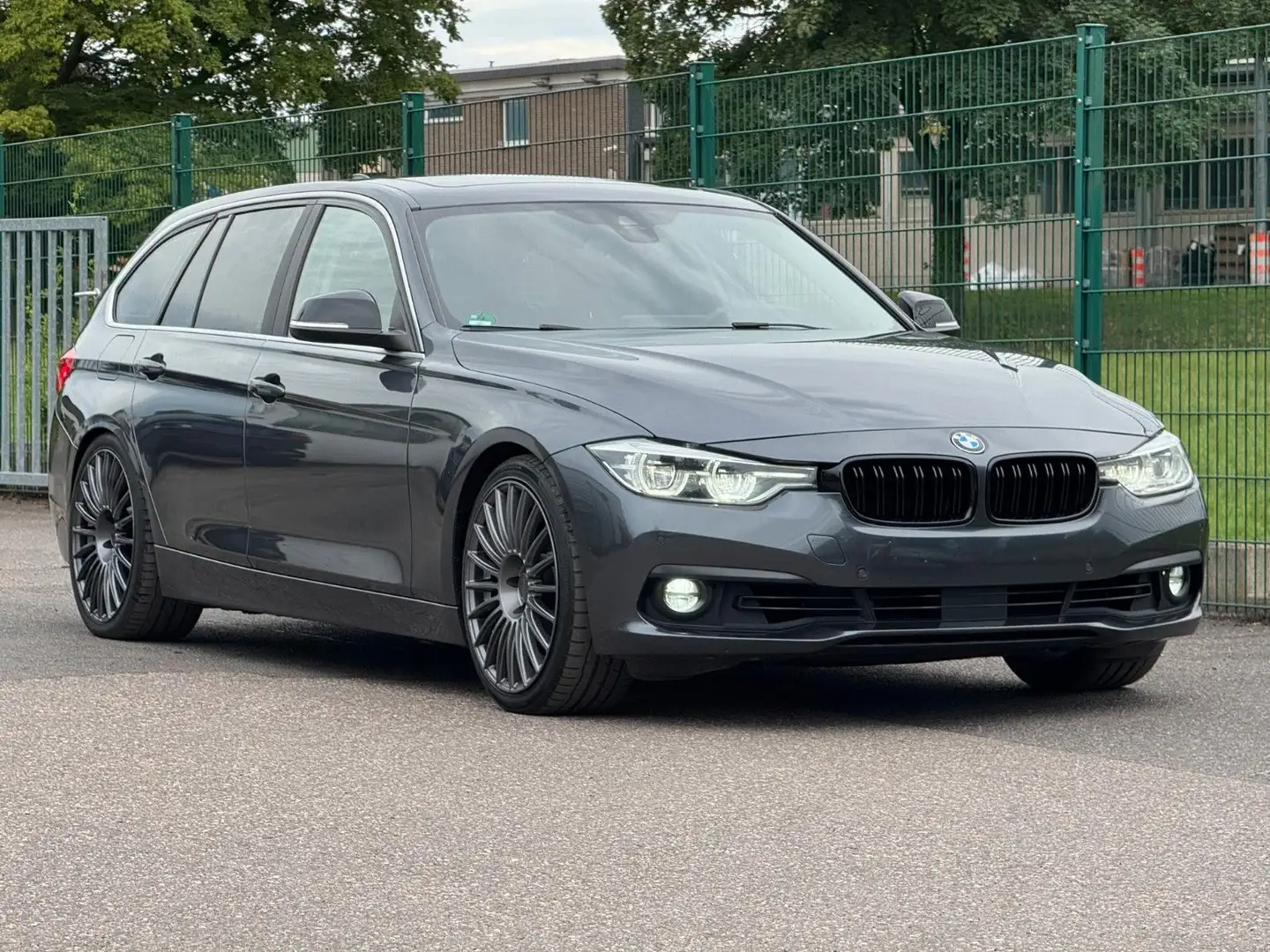 BMW 330 3 Touring 330 i xDrive Advantage HeadUp Panorama Gri - 2