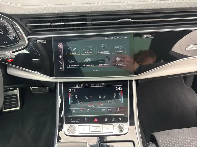 Audi Q8 view 11