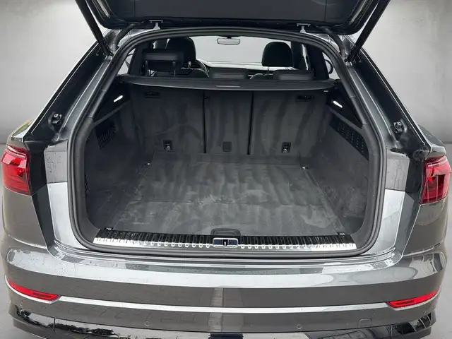 Audi Q8 view 5