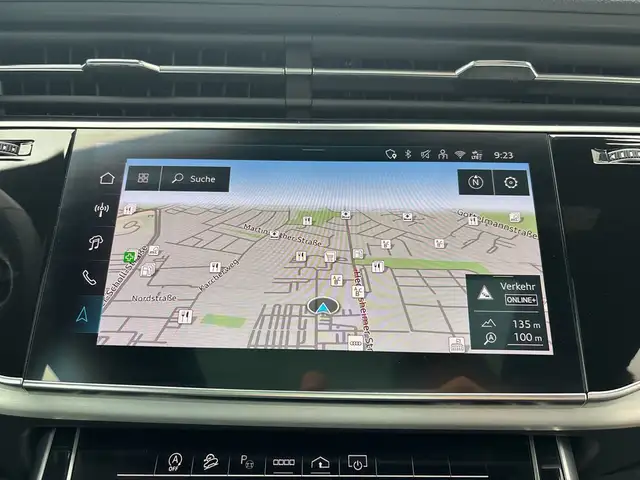 Audi Q8 view 10