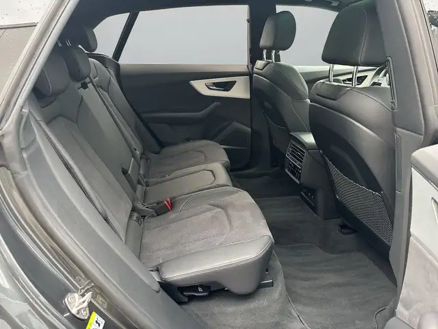 Audi Q8 view 12