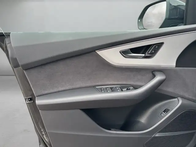 Audi Q8 view 6