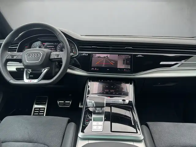 Audi Q8 view 8