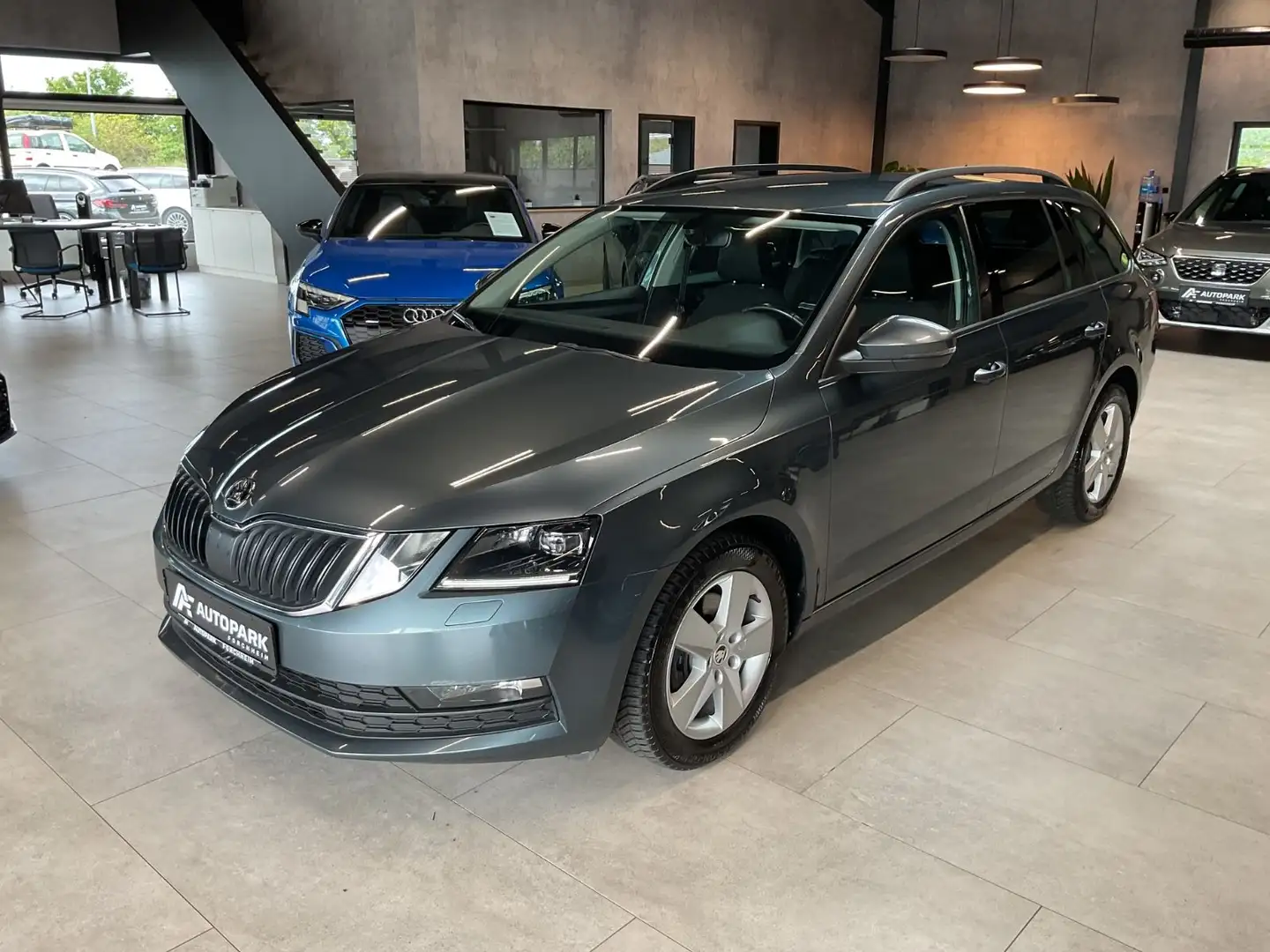 Skoda Octavia Combi 2.0 TDI Ambition Kamera LED Navi Grau - 1