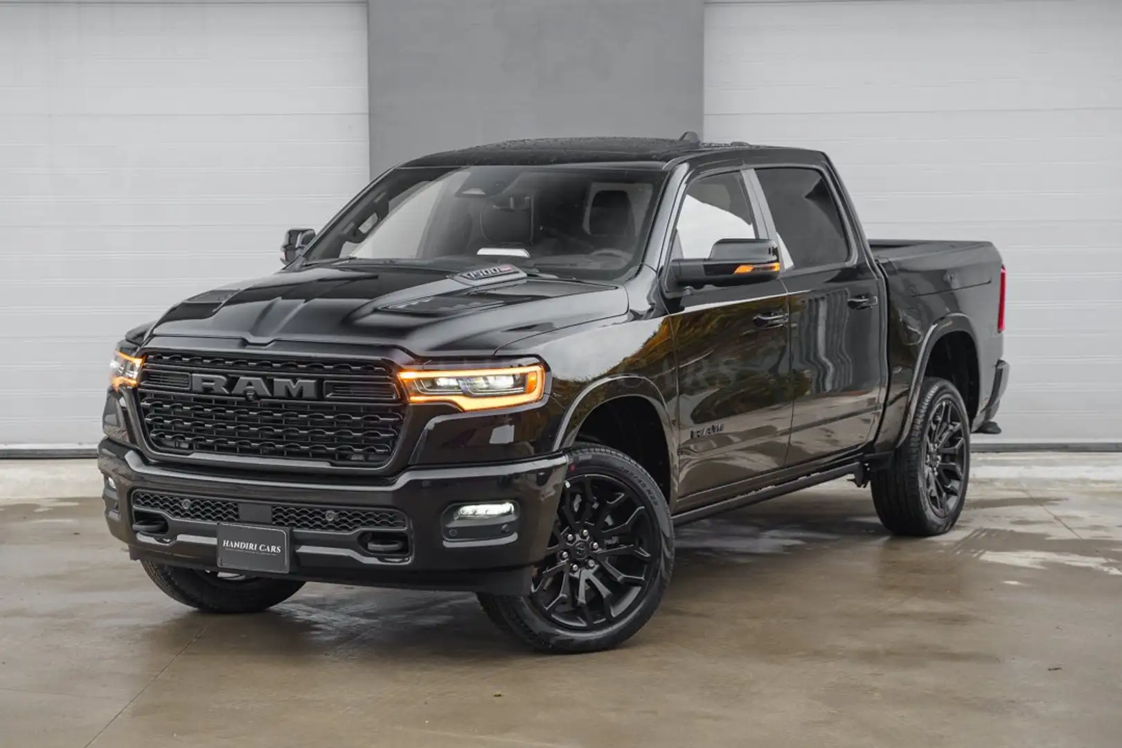 Dodge RAM 2025 LIMITED NIGHT 540 PK € 76000 +RED INTERIOR Noir - 2