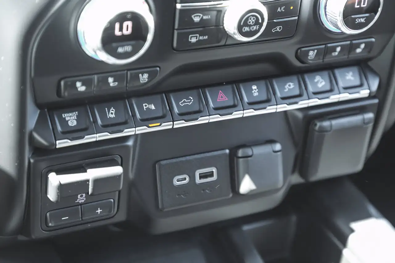 GMC Sierra 3500HD снимка GMC Sierra 3500HD