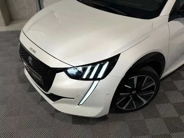 Peugeot 208 view 3