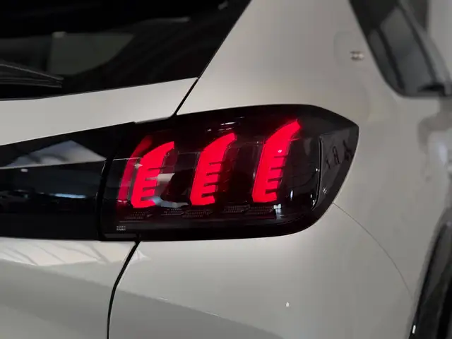 Peugeot 208 view 11