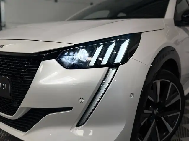 Peugeot 208 view 4