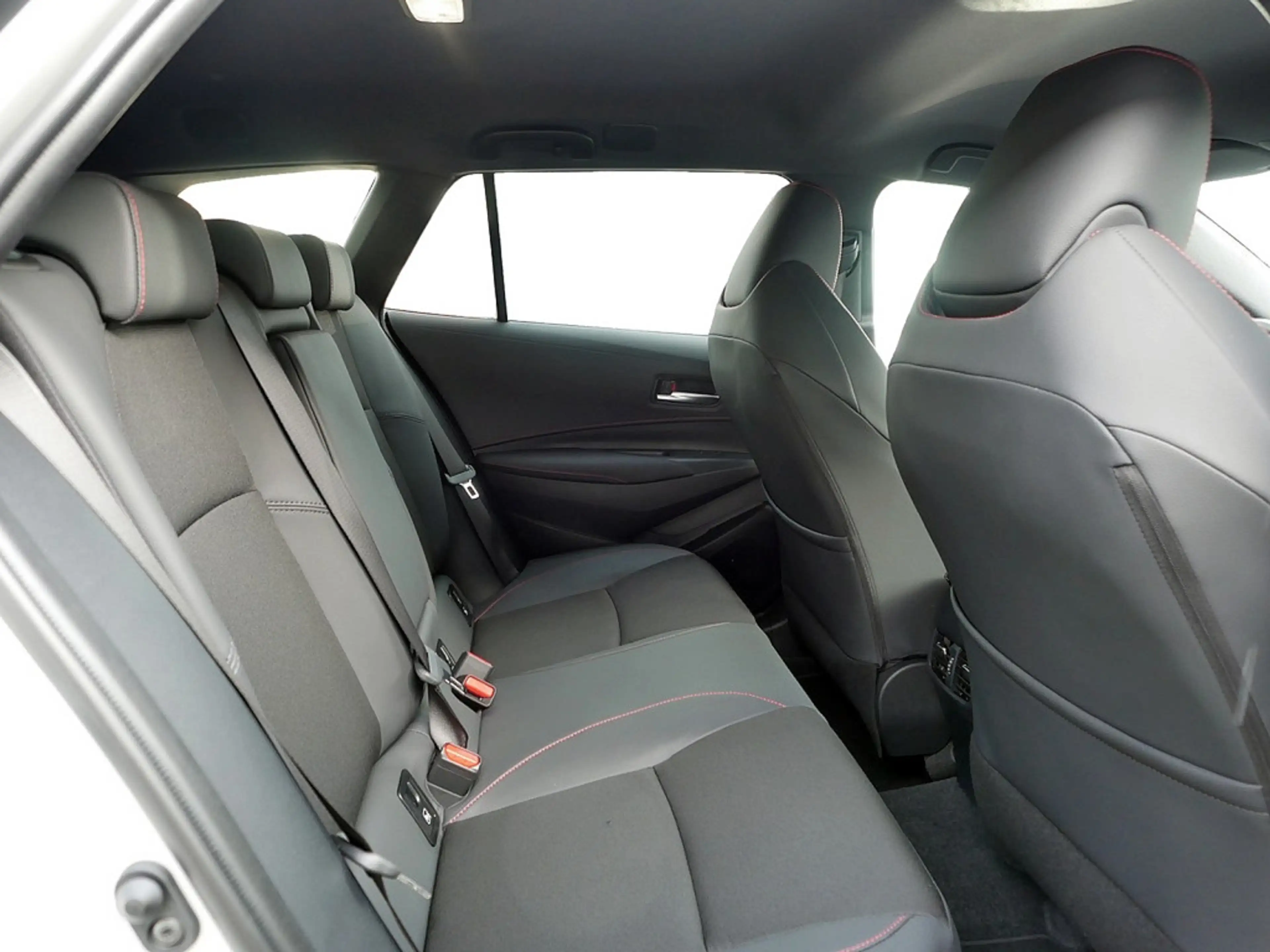 Toyota Corolla Touring Sports 2.0 Hybrid GR Sport — photo 8