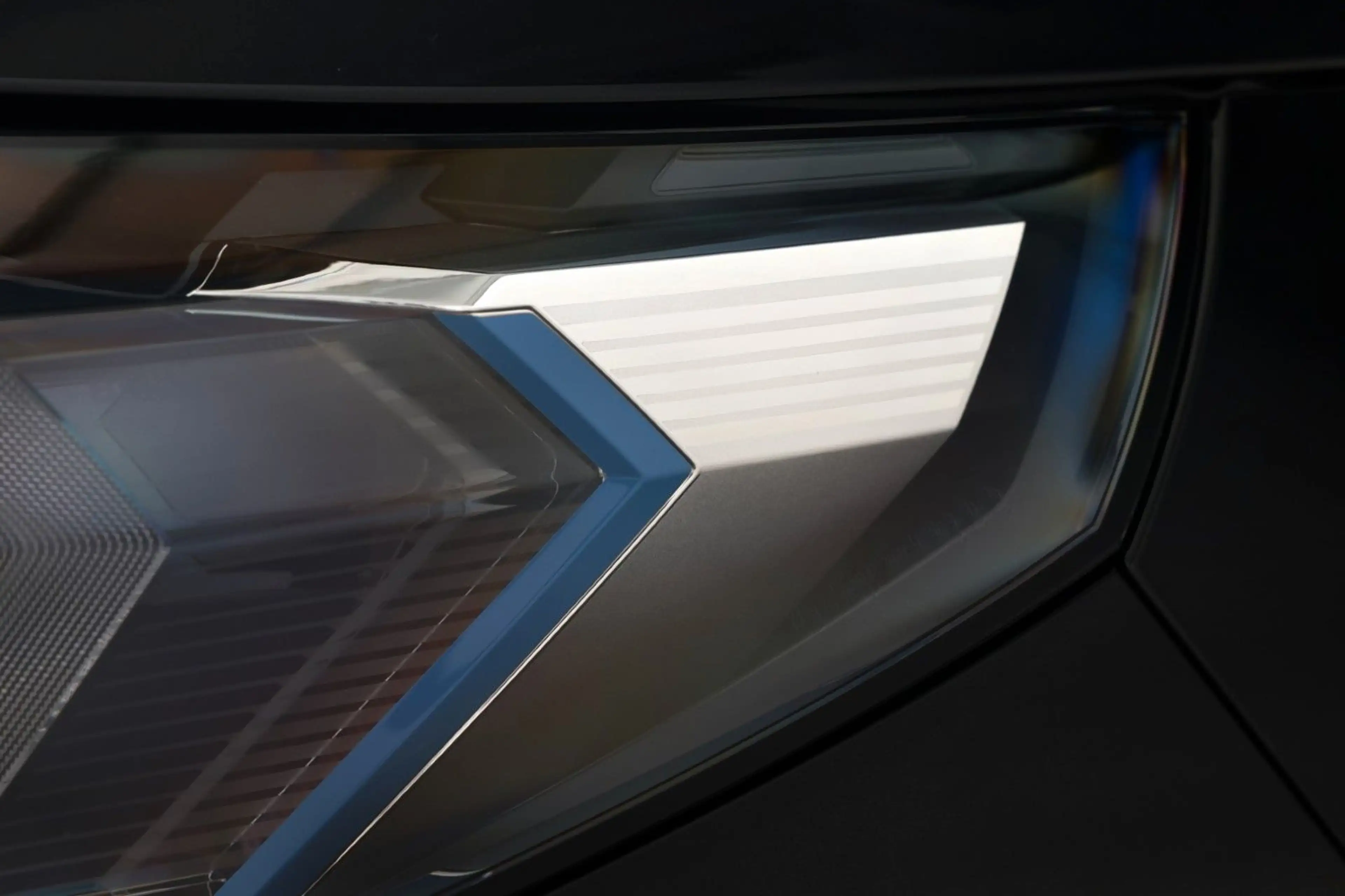 BMW X2 sDrive18d M Sport DriveProf H&K HUD 360° 19" — photo 7