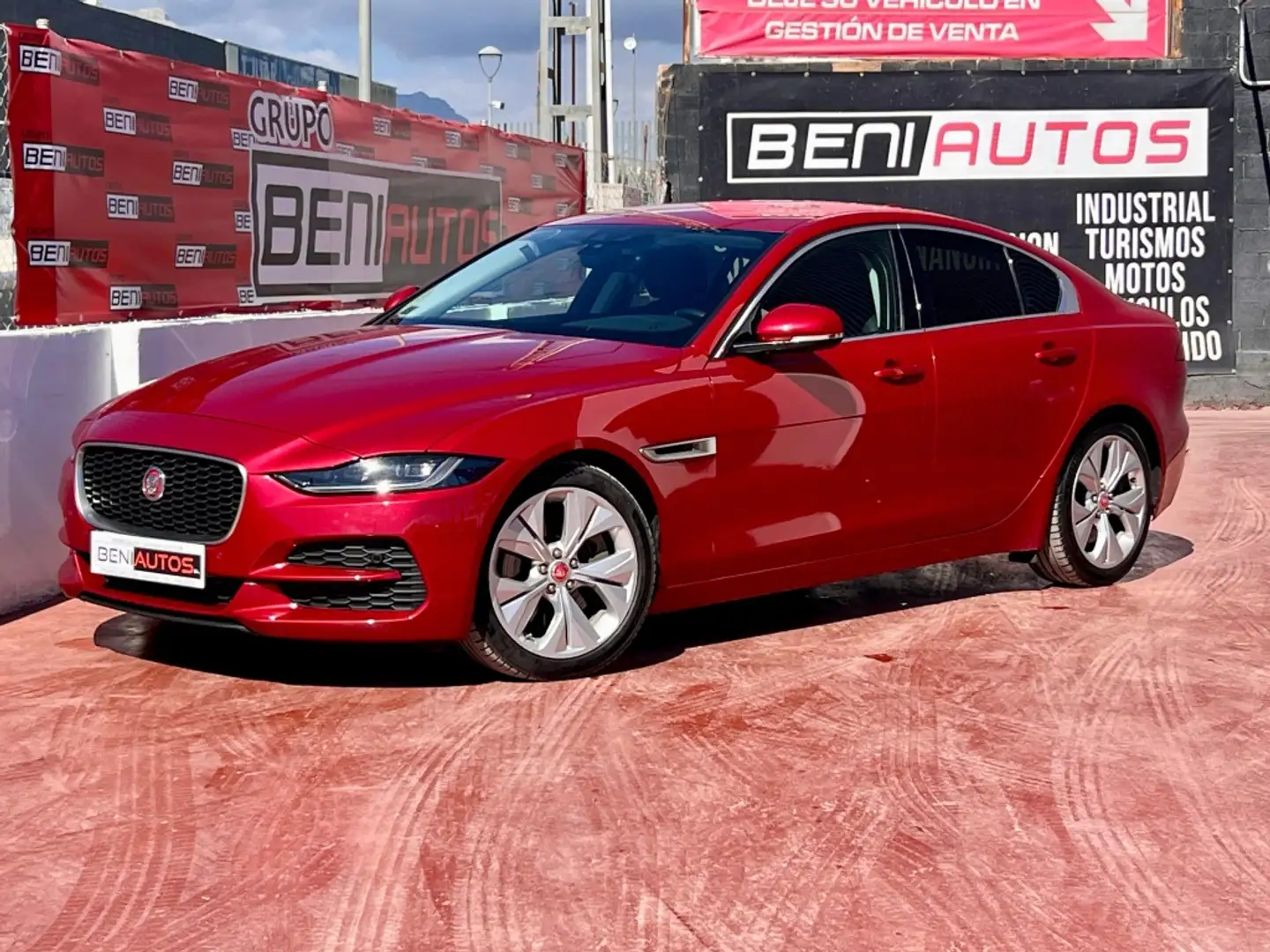 Jaguar XE 2.0 Diesel Prestige AWD Aut. 180 Rouge - 1