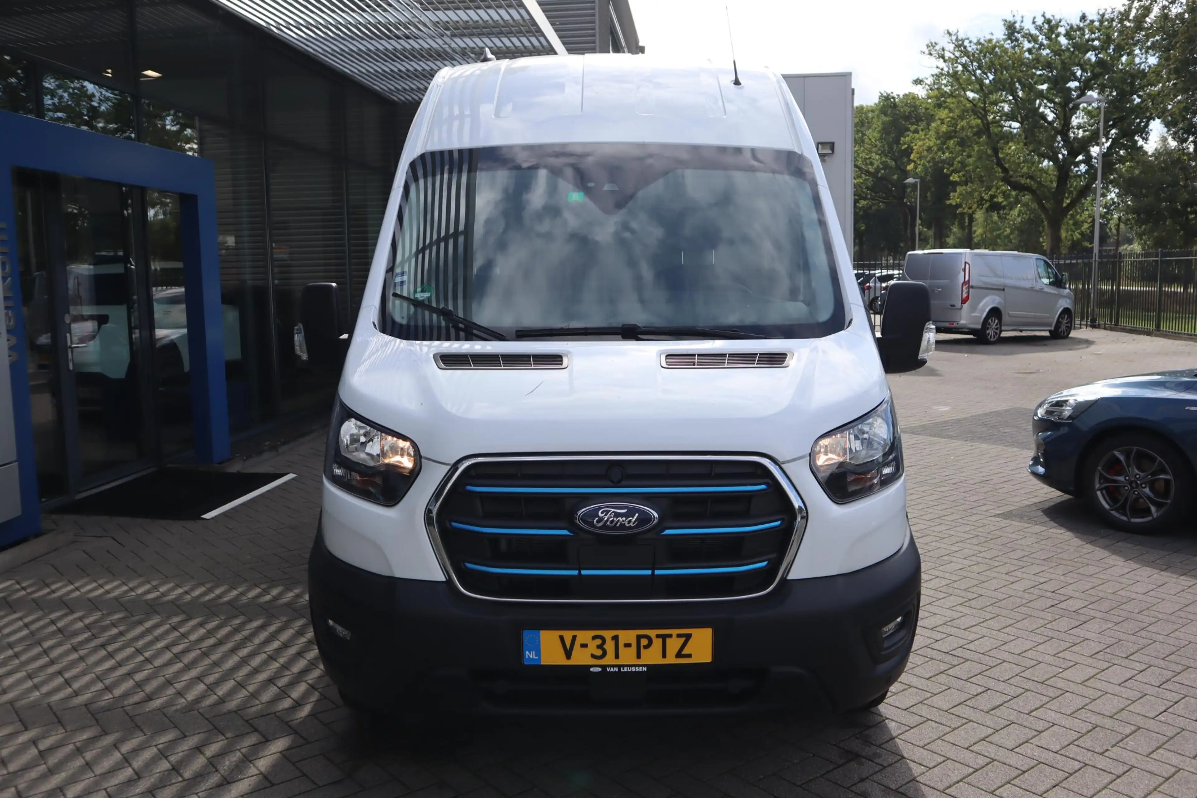 Ford E-Transit 350 L2H3 TREND 68KWH 3-PERS STOELVERW. P-SENSOREN — photo 11
