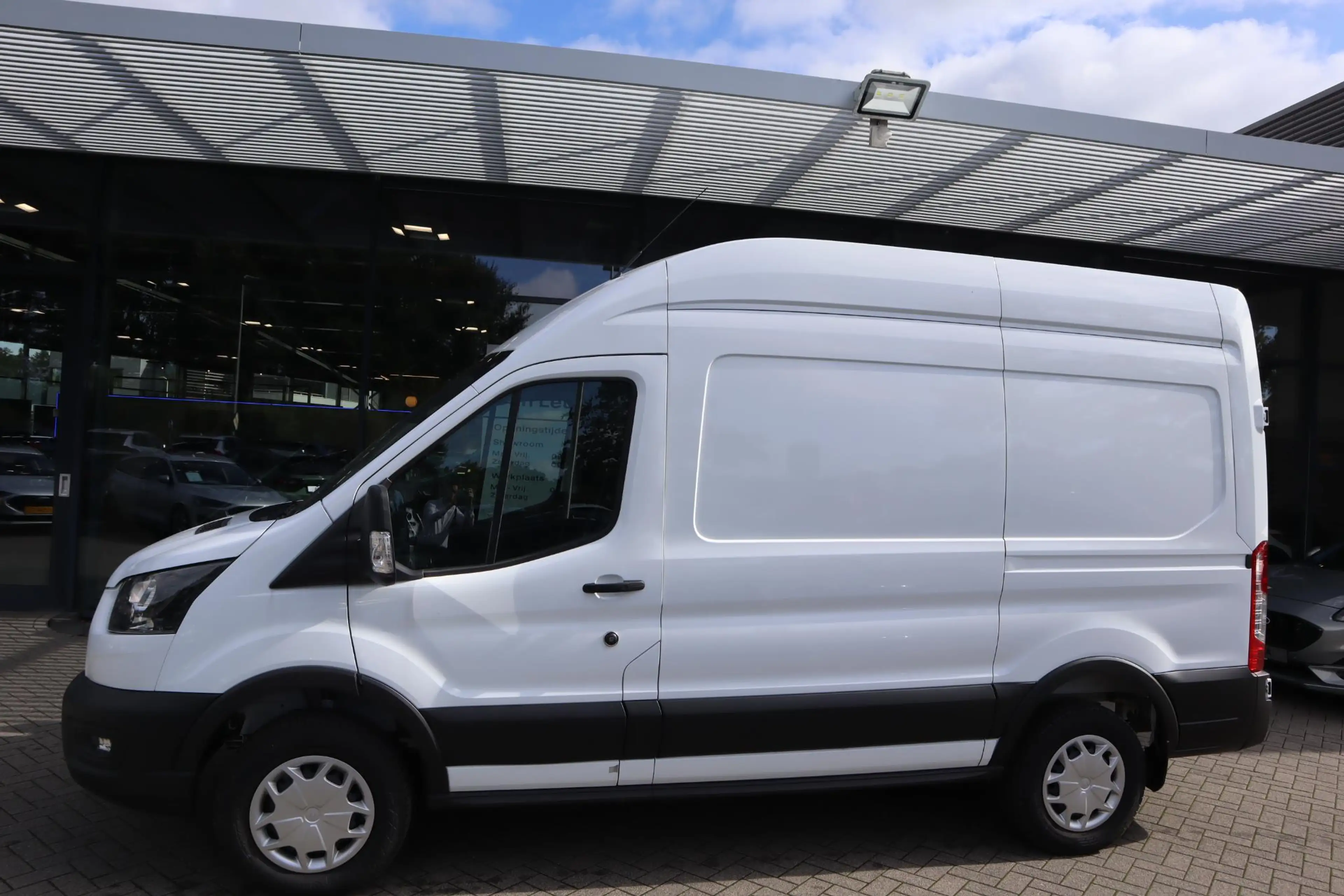 Ford E-Transit 350 L2H3 TREND 68KWH 3-PERS STOELVERW. P-SENSOREN — photo 2