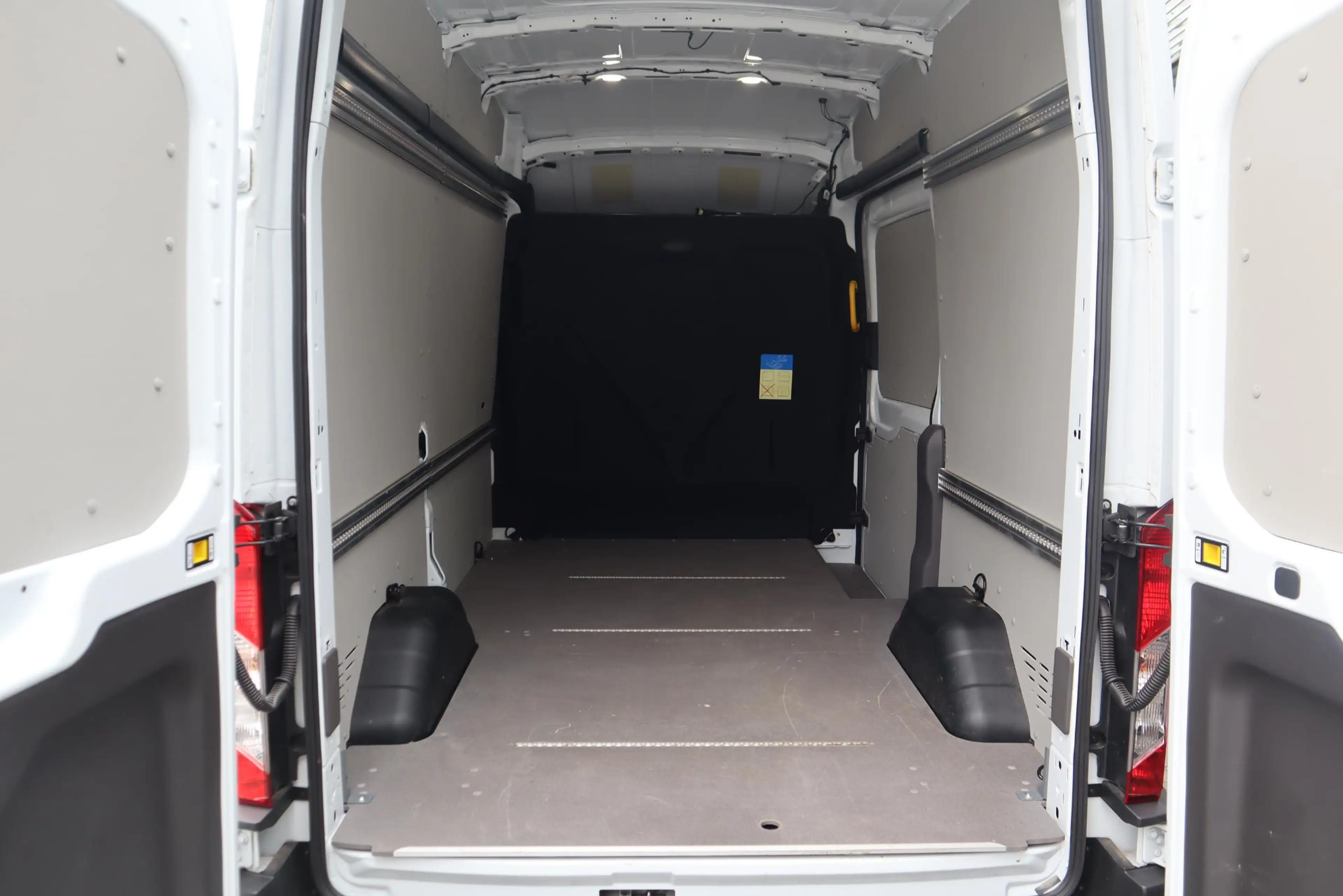 Ford E-Transit 350 L2H3 TREND 68KWH 3-PERS STOELVERW. P-SENSOREN — photo 6