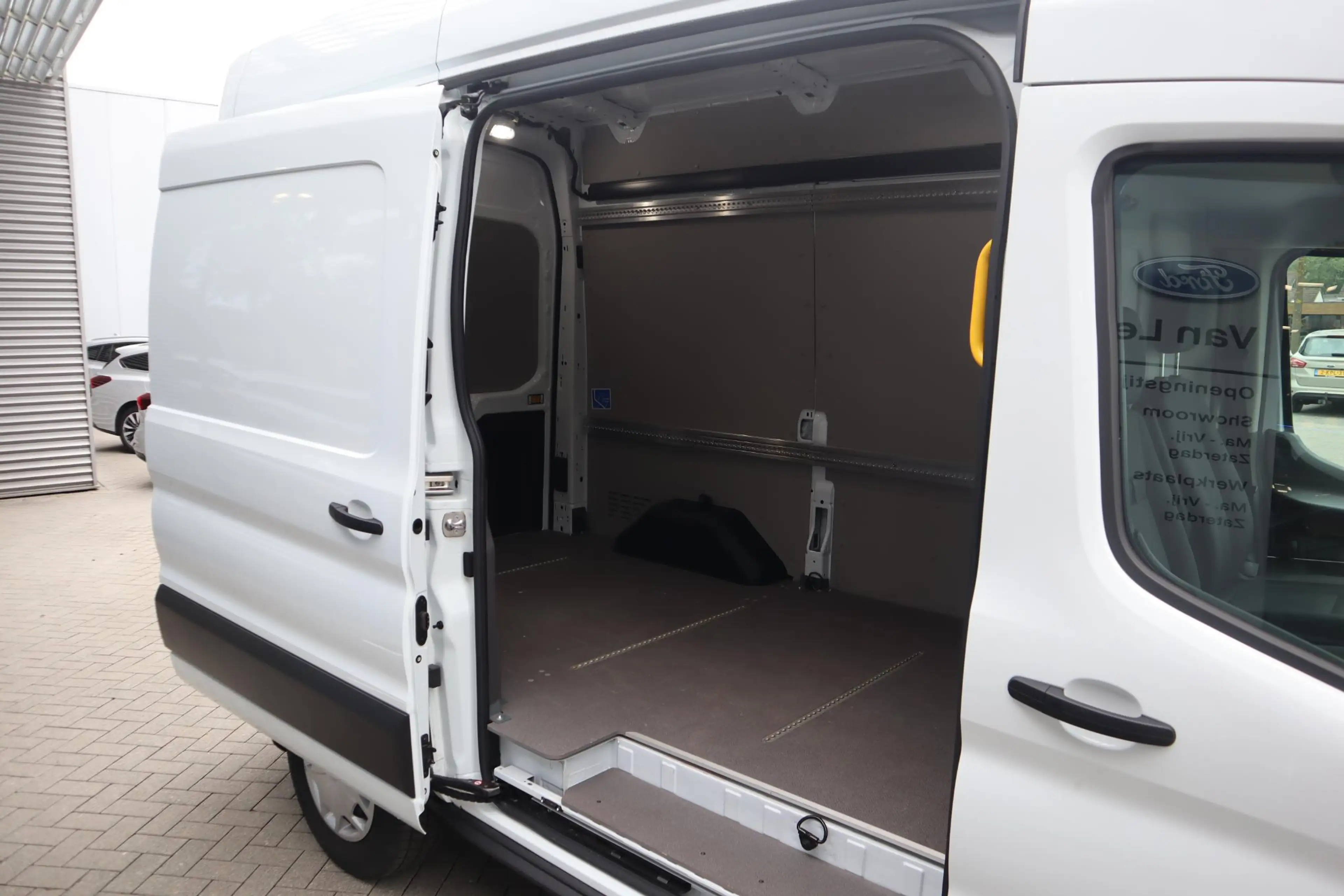 Ford E-Transit 350 L2H3 TREND 68KWH 3-PERS STOELVERW. P-SENSOREN — photo 9