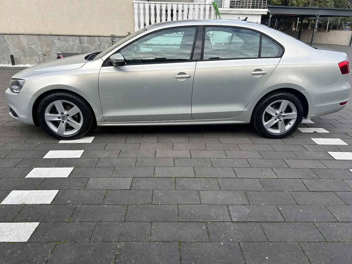 Volkswagen Jetta 1.2 TSI Trendline Grau - 2